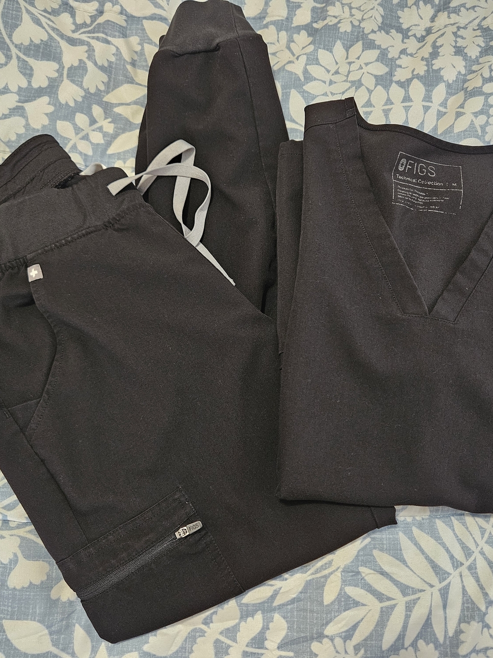 FIGS Women's Black Scrub Set - Joggers & V-Neck Top. pants: S ,  top: M
